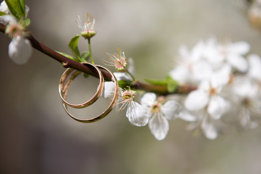 Cómo combinar anillos de boda